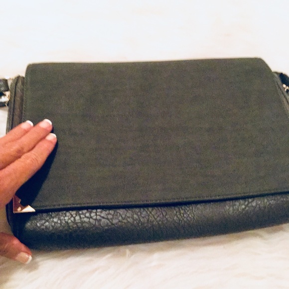 Shiraleah Handbags - Gifted Shiraleah Chicago Green Clutch Vegan